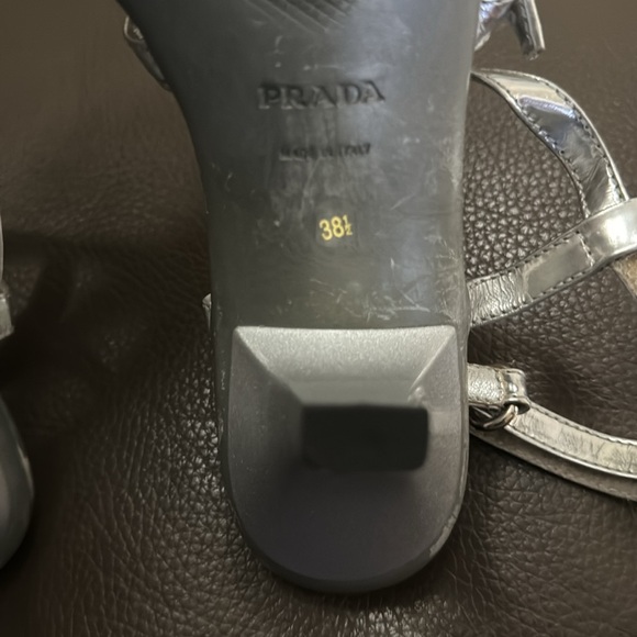 Bought but never worn beautiful
Prada Silver Leather kitten heels Size
38 1/2 - Picture 8 of 13